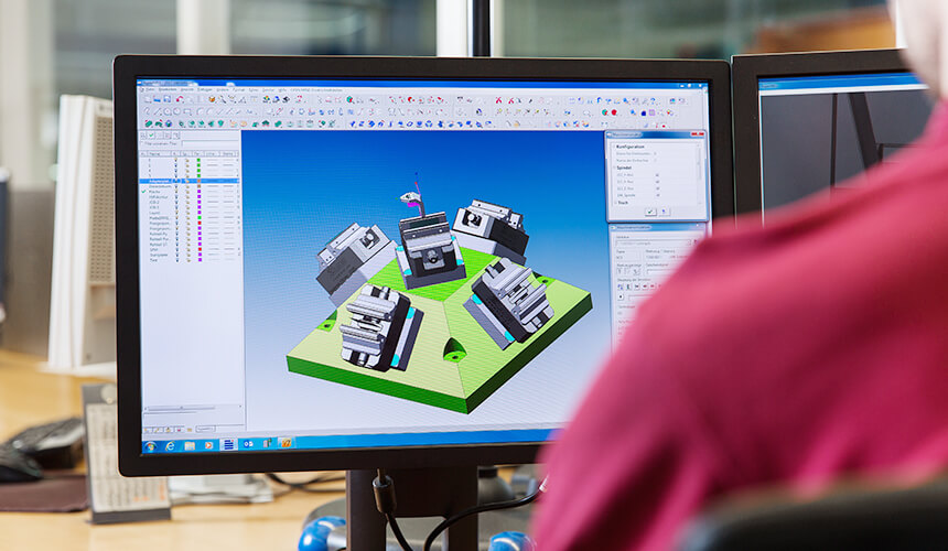  Employee carrying out CAM programming – a service by ZELTWANGER Maschinenbau