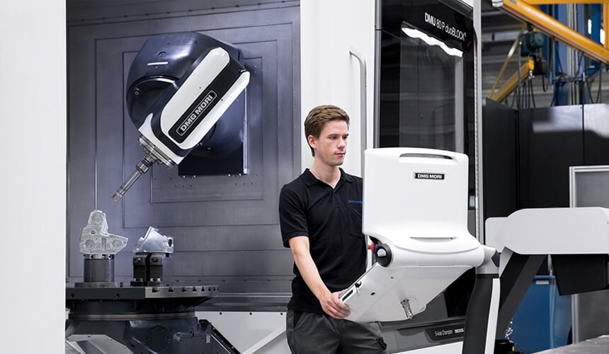 Man programming a machine – ZELTWANGER Maschinenbau