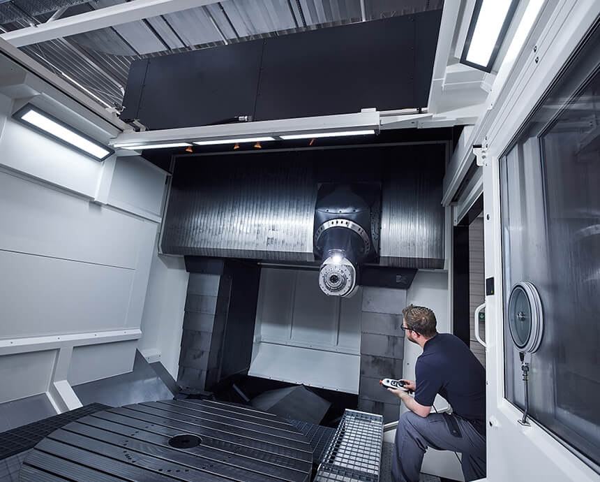 Employee in the DMU 210 at ZELTWANGER Maschinenbau