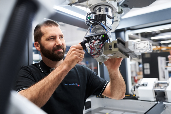 Man while maintaining a ZED device – calibration, a service from ZELTWANGER Leak Testing