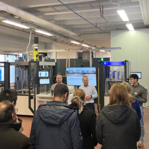 Delegation britischer Unternehmen bei einer Erklärung zur Dichtheitsprüfung von Wasserstofftechnologien an einer ZELTWANGER-Prüfstation.