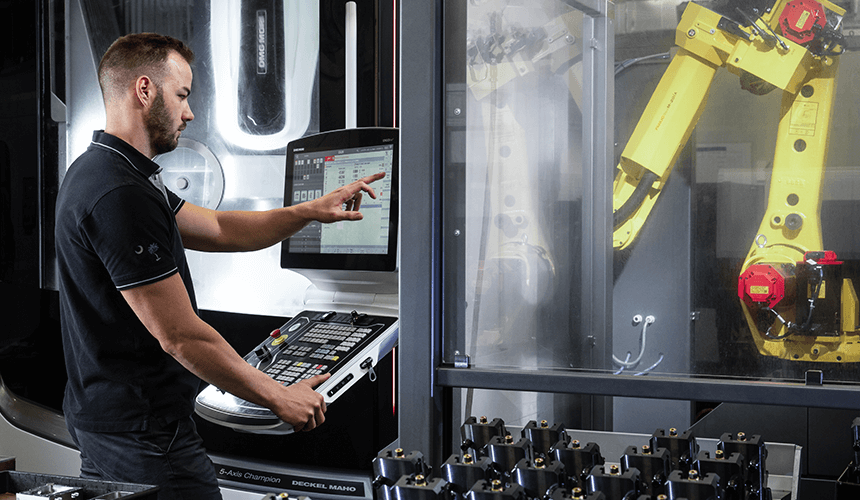 Pracovník u buňky X-CELL WB – společnost Zeltwanger CNC Manufacturing