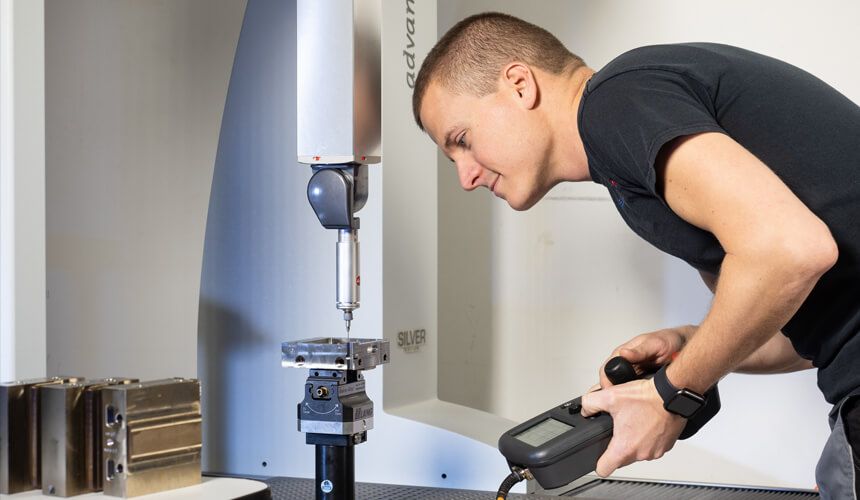 Pracovník na fréze – společnost ZELTWANGER CNC Manufacturing